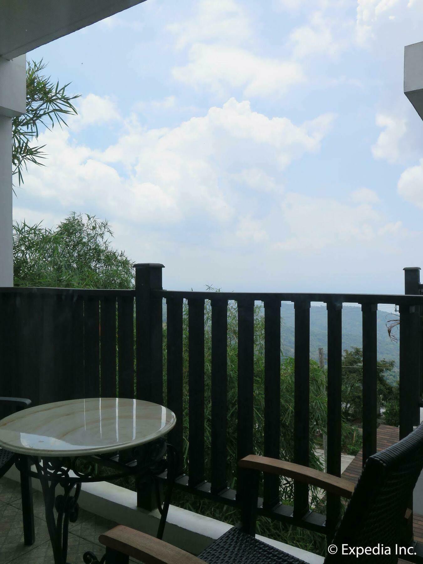 The Windy Ridge Hotel Tagaytay City Exterior photo